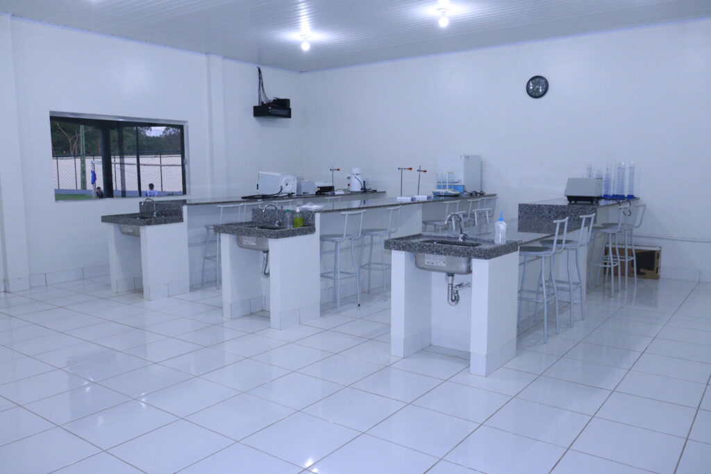 Laboratório de Bioquímica — detalhe da bancada