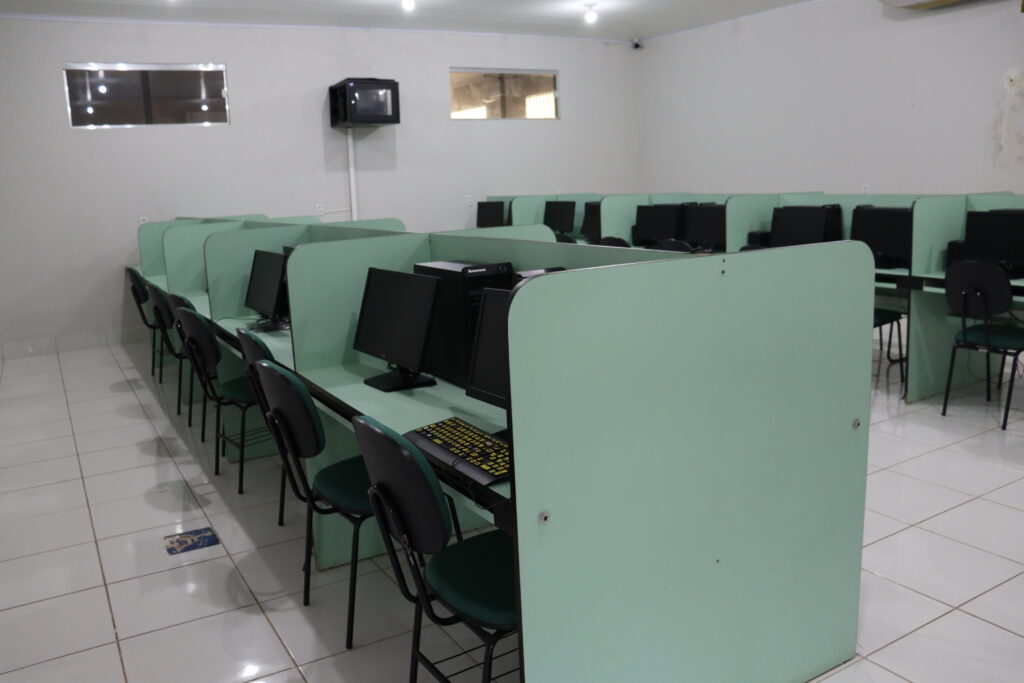 Laboratório de Informática — computadores em fileira