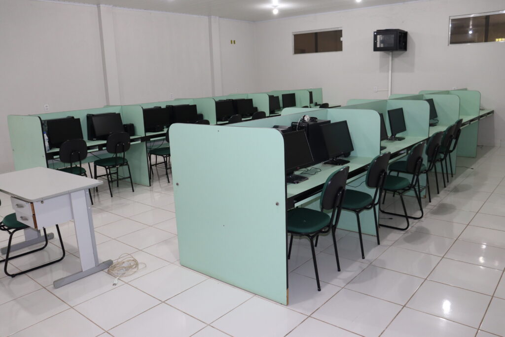 Laboratório de Informática — estações de trabalho