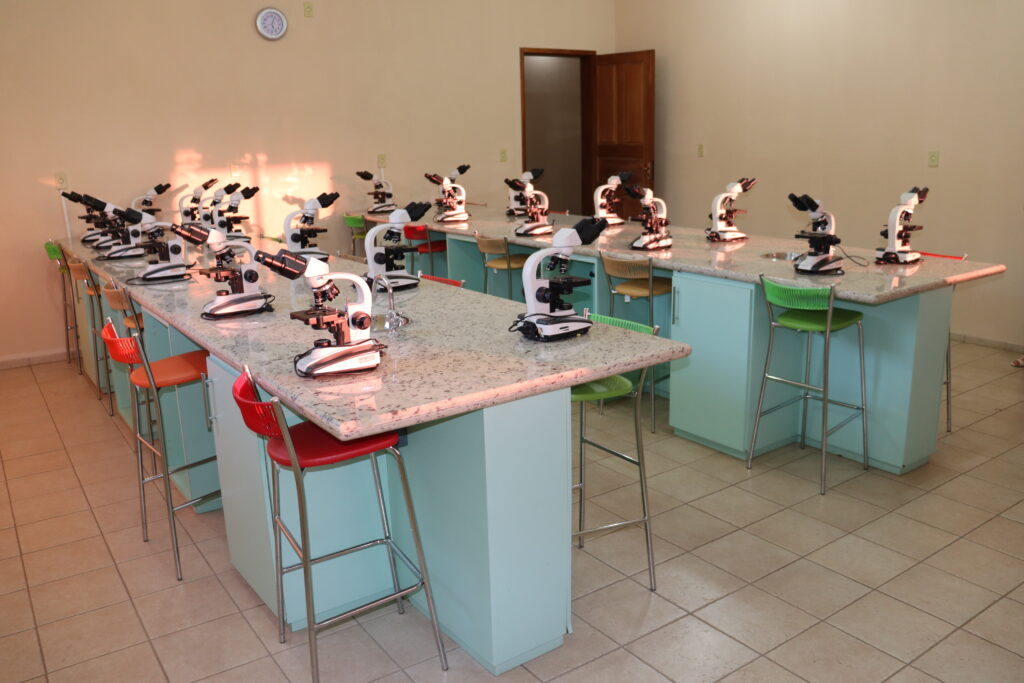 Laboratório de Microscopia — detalhe dos equipamentos